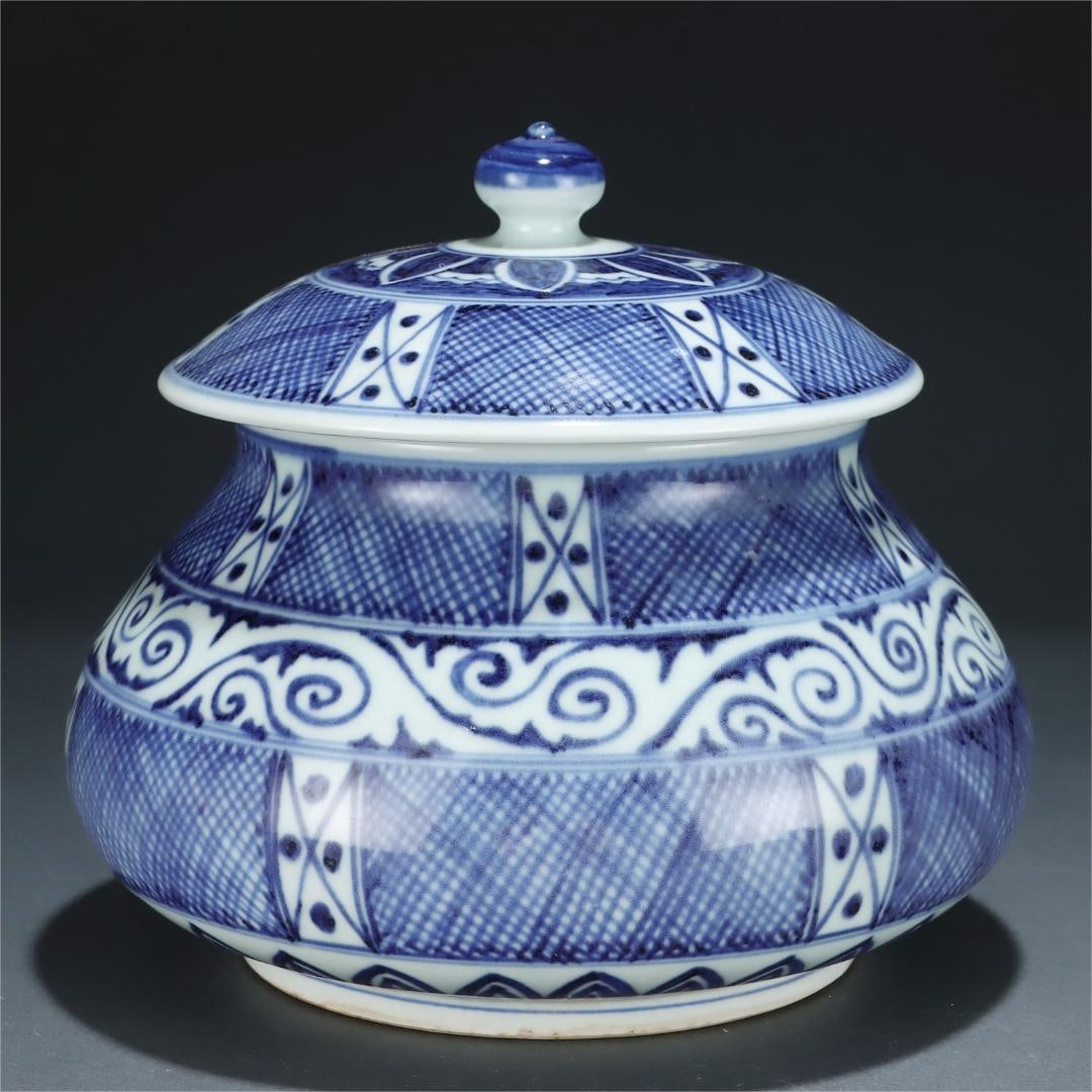 A Ming Dynasty blue and white curly grass diagonal grid lid jar: Ming Dynasty blue and white curly grass oblique grid reticulated lid jar Size:19.5cm Belly diameter:22.3cm (The Dimensions Of All Batches Are Manually Measured.If You Need More Detailed Information,