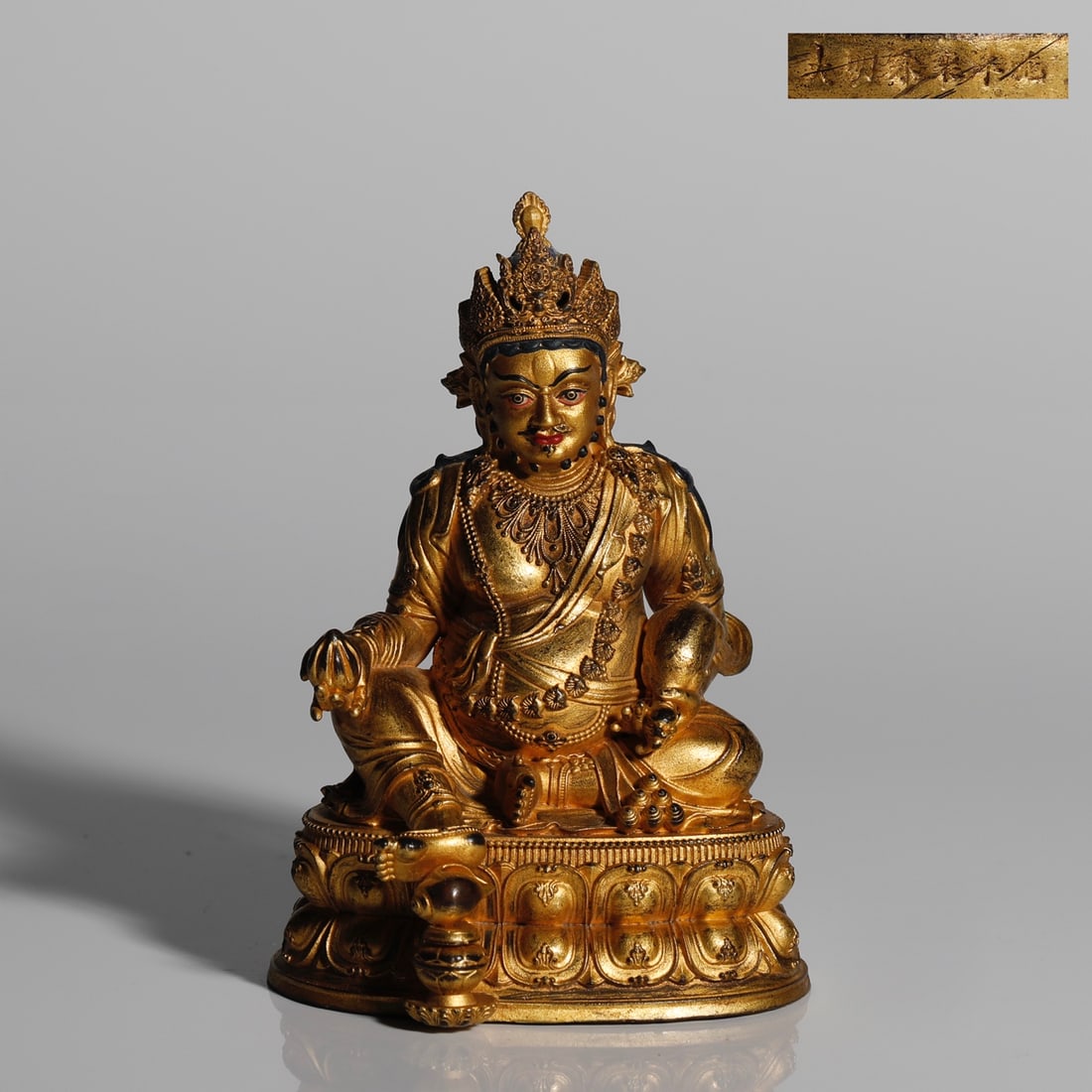 A seated statue of the God of Wealth in bronze gold and gold from the Ming Dynasty: The Ming Dynasty's bronze tire gilt yellow God of Wealth seated statue Size:H:10.5cm W:7.2cm W:0.25kg (The Dimensions Of All Batches Are Manually Measured.If You Need More Detailed Information,