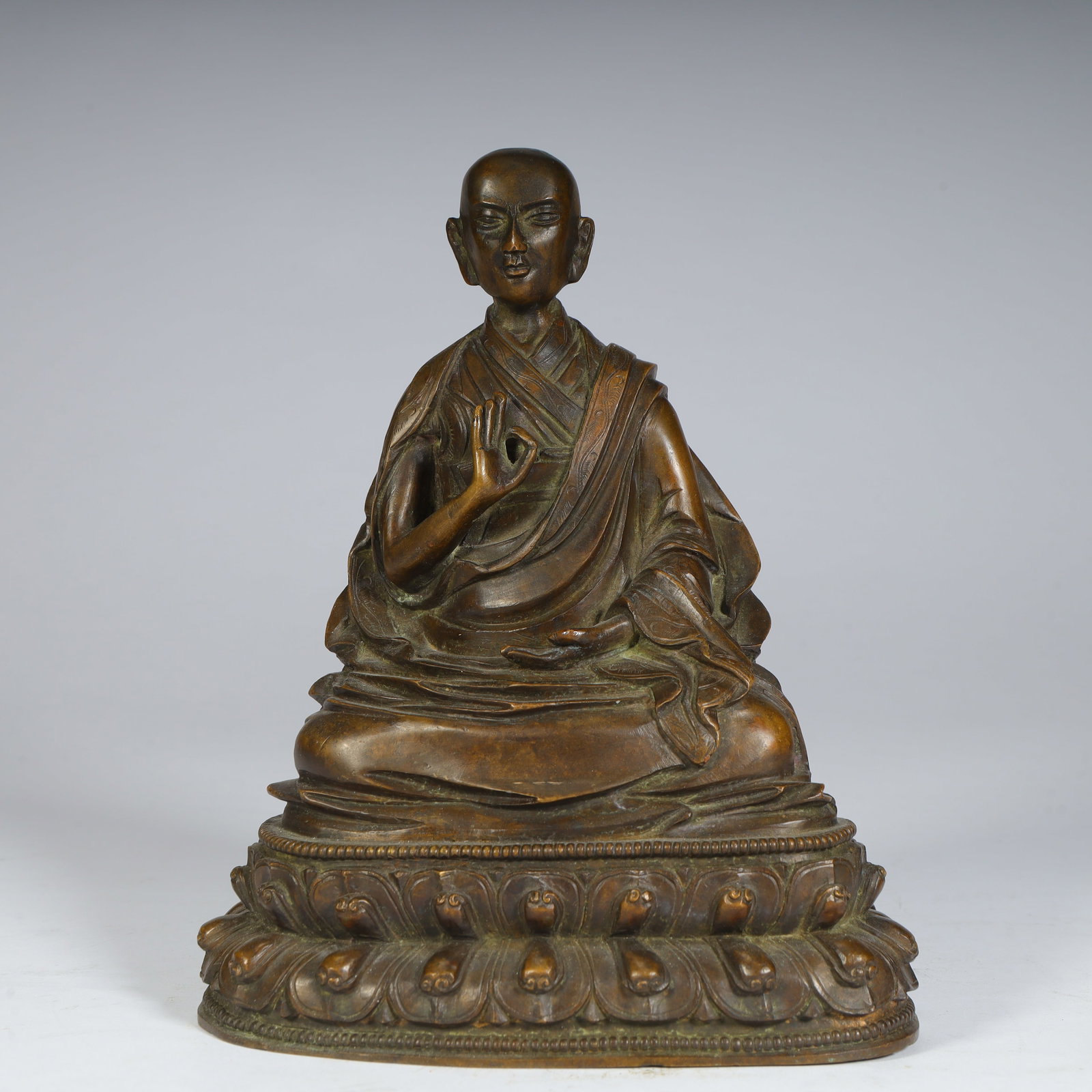 A seated statue of a bronze guru from the Ming Dynasty: A seated statue of a bronze guru from the Ming Dynasty Size:H:18cmxL:13.6cmxW:9.5cm W: 2kg (The Dimensions Of All Batches Are Manually Measured.If You Need More Detailed Information, Please Contact Ou