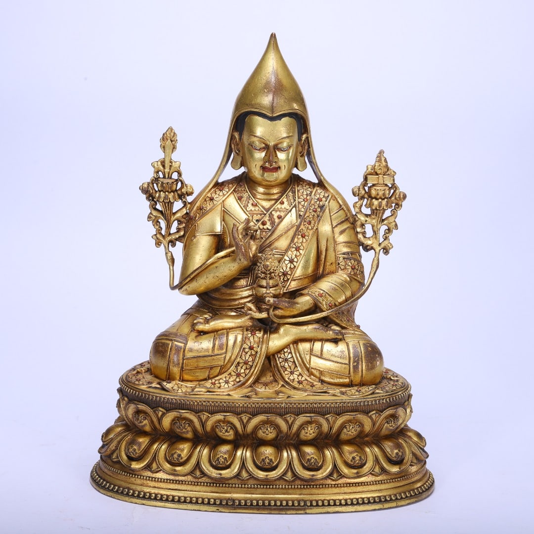 A beautiful bronze gilt Buddha statue: Exquisite copper gilt Buddha statue Size:L:18cm W:13.5cm H:24cm W:2.13kg (The Dimensions Of All Batches Are Manually Measured.If You Need More Detailed Information, Please Contact Our Customer