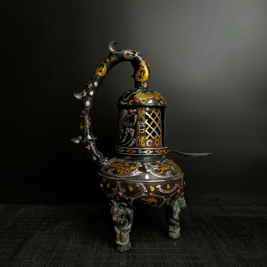 A Han Dynasty wrong gold and silver turquoise palace lamp: The wrong gold and silver inlaid turquoise palace lamps in the Han Dynasty Size:H:29cm W:20cm W:1.9kg (The Dimensions Of All Batches Are Manually Measured.If You Need More Detailed Information, Please