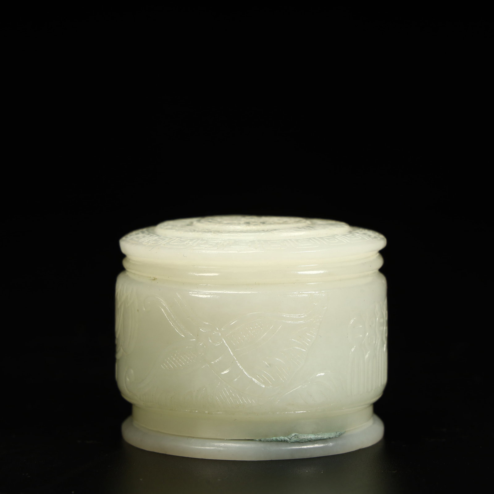 A Hetian jade lid box from the Qing Dynasty: Hetian jade cover box in the Qing Dynasty Size:H:4.2cmxL:5.2cmxW:5.2cm W: 0.132kg (The Dimensions Of All Batches Are Manually Measured.If You Need More Detailed Information, Please Contact Our