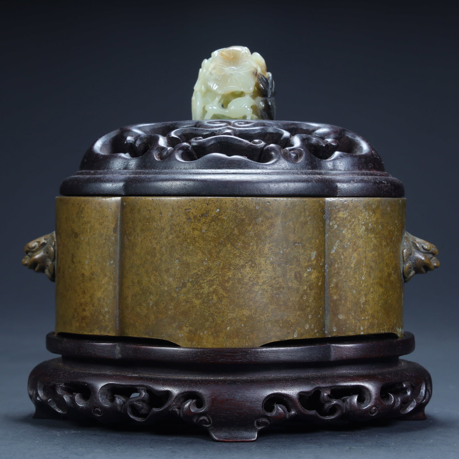 A copper tire inlaid with jade animal ears from the Qing Dynasty: The copper tire inlaid with jade animal ears in the Qing Dynasty Size:H:15cmxL:16cmxW:12cm W: 1.424kg (The Dimensions Of All Batches Are Manually Measured.If You Need More Detailed Information,