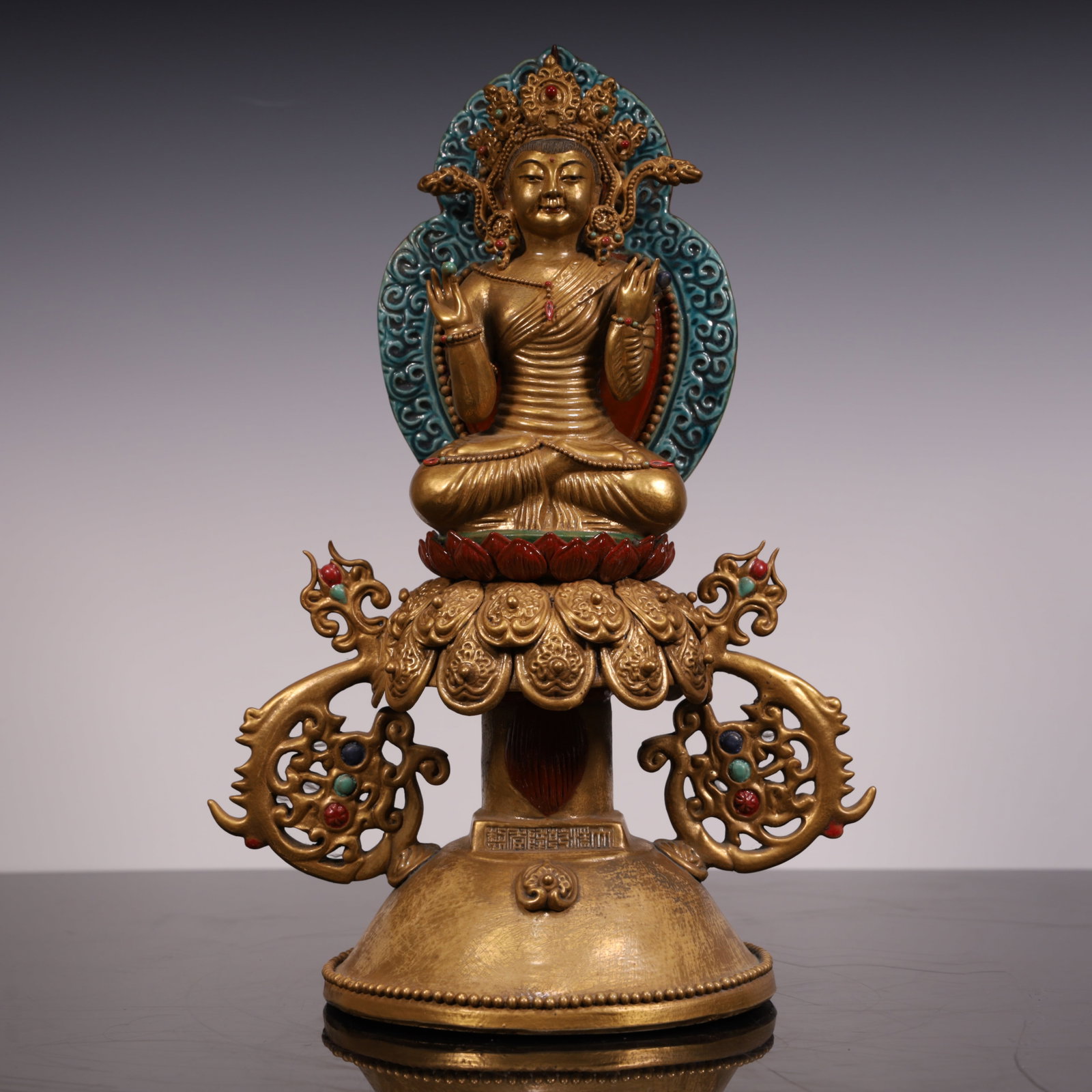 A porcelain gilt Buddha statue of the Qing Dynasty: Porcelain gilt Buddha statue of the Qing Dynasty SIZE: L: 22cm W:13cm H:30cm W:1.88kg (The Dimensions Of All Batches Are Manually Measured.If You Need More Detailed Information, Please Contact Our Cus