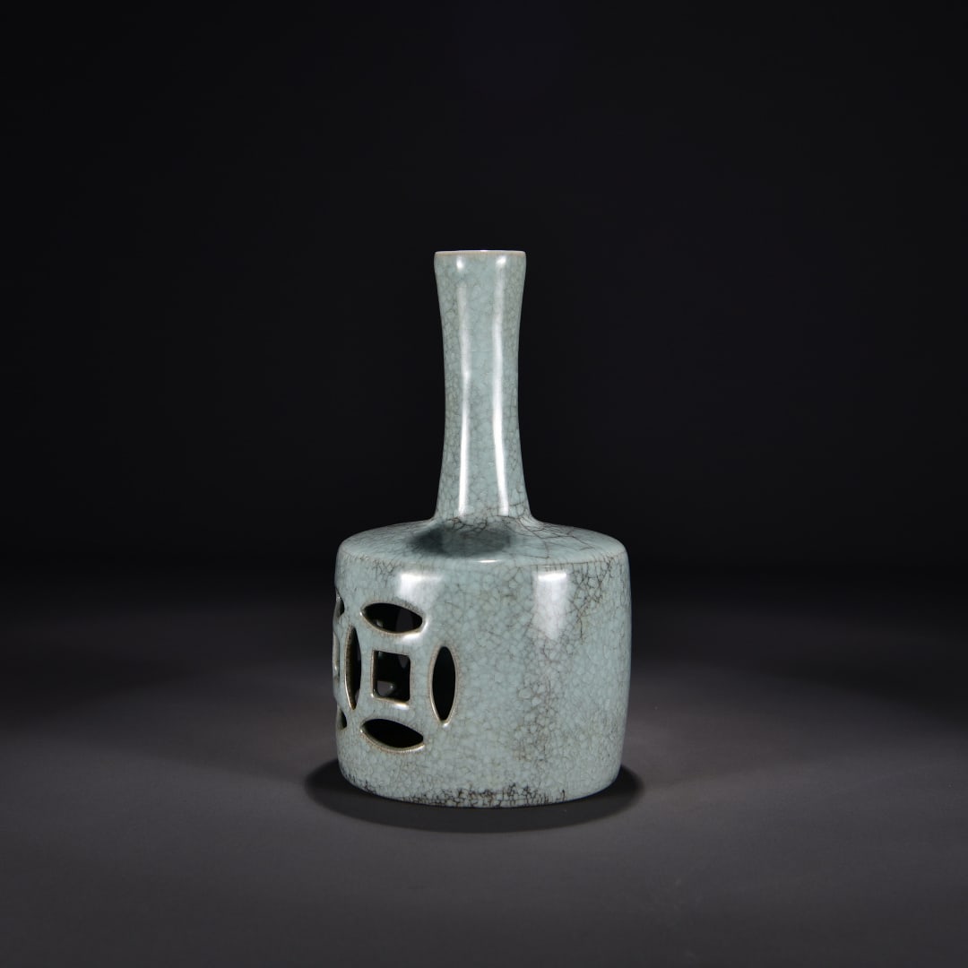 A sky-blue glazed ice cracked vertebrae bottle from the Ru kiln in the Song Dynasty: Song Dynasty Ru kiln azure glaze ice crack cone Size:H:24x14cm (The Dimensions Of All Batches Are Manually Measured.If You Need More Detailed Information, Please Contact Our Customer Service Before Bi