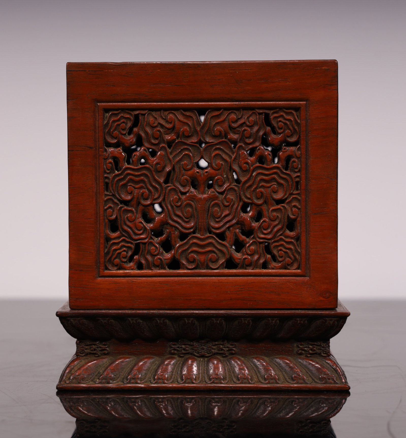 A mahogany box from the Qing Dynasty: The mahogany box of the Qing Dynasty SIZE: L: 13.5cm W:13.5cm H:4.5cm W:0.7kg (The Dimensions Of All Batches Are Manually Measured.If You Need More Detailed Information, Please Contact Our Customer Se