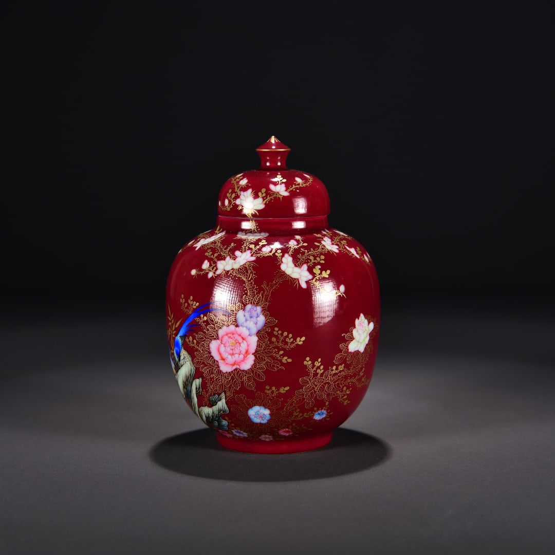A red background pastel Jintang wealth cover jar made in the Yongzheng year of the Qing Dynasty: Qing Dynasty Yongzheng year red background pastel Jintang wealth cover jar Size:H:17x12cm (The Dimensions Of All Batches Are Manually Measured.If You Need More Detailed Information, Please Contact Our