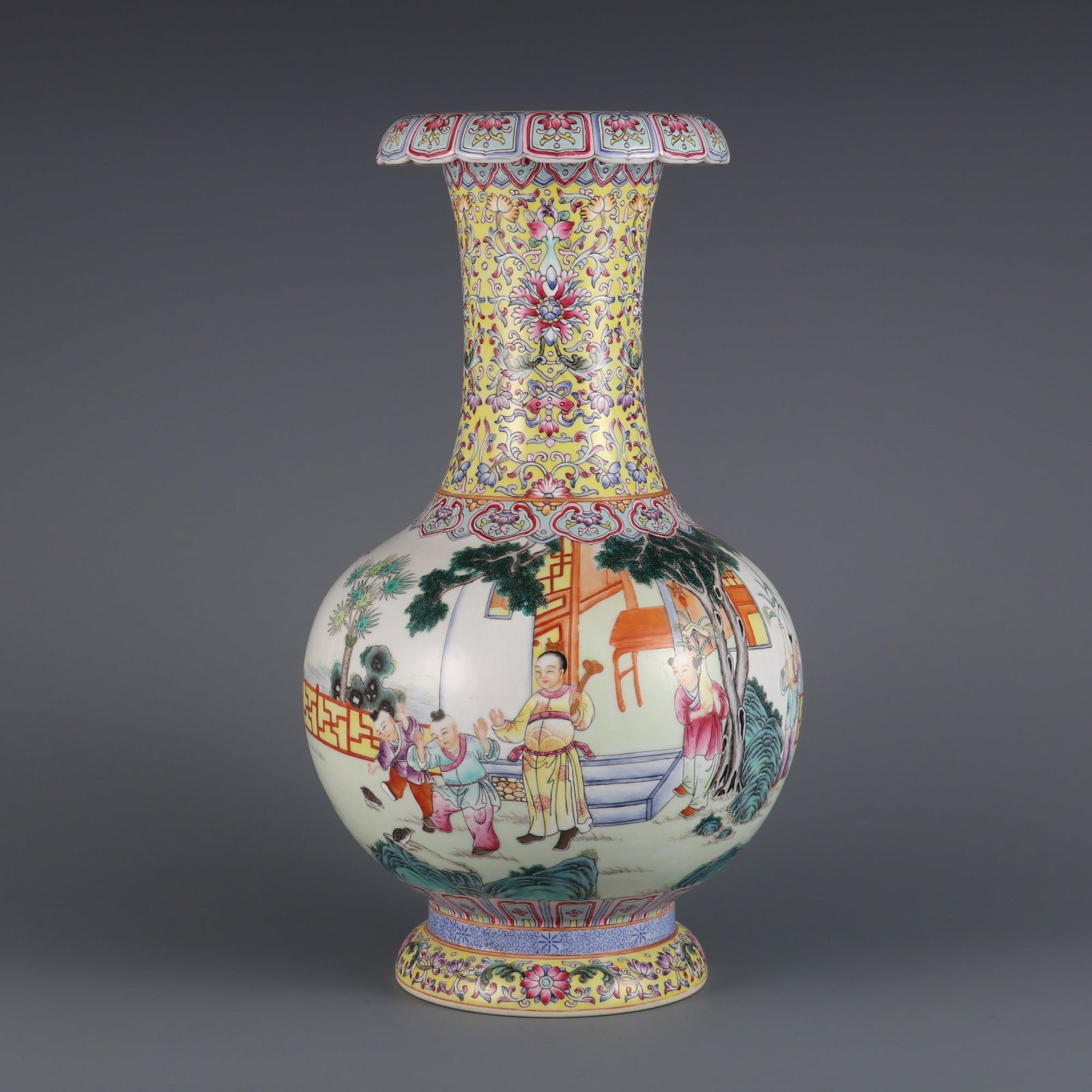 A pastel baby play courtyard picture bottle made in the Qianlong era of the Qing Dynasty: Qing Dynasty Qianlong year pastel baby play courtyard picture fankou bottle Size:H:33cm Calibre:12.5cm (The Dimensions Of All Batches Are Manually Measured.If You Need More Detailed Information, Pleas