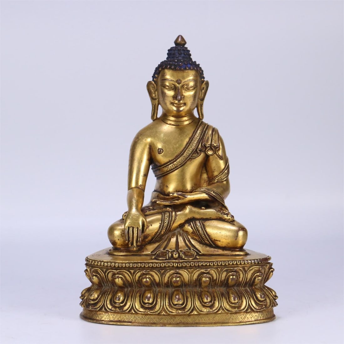A bronze gilt statue of Shakyamuni from the Qing Dynasty: The bronze gilt statue of Shakyamuni in the Qing Dynasty Size:22.6x16x12.2cm W:2.815kg (The Dimensions Of All Batches Are Manually Measured.If You Need More Detailed Information, Please Contact Our Cu
