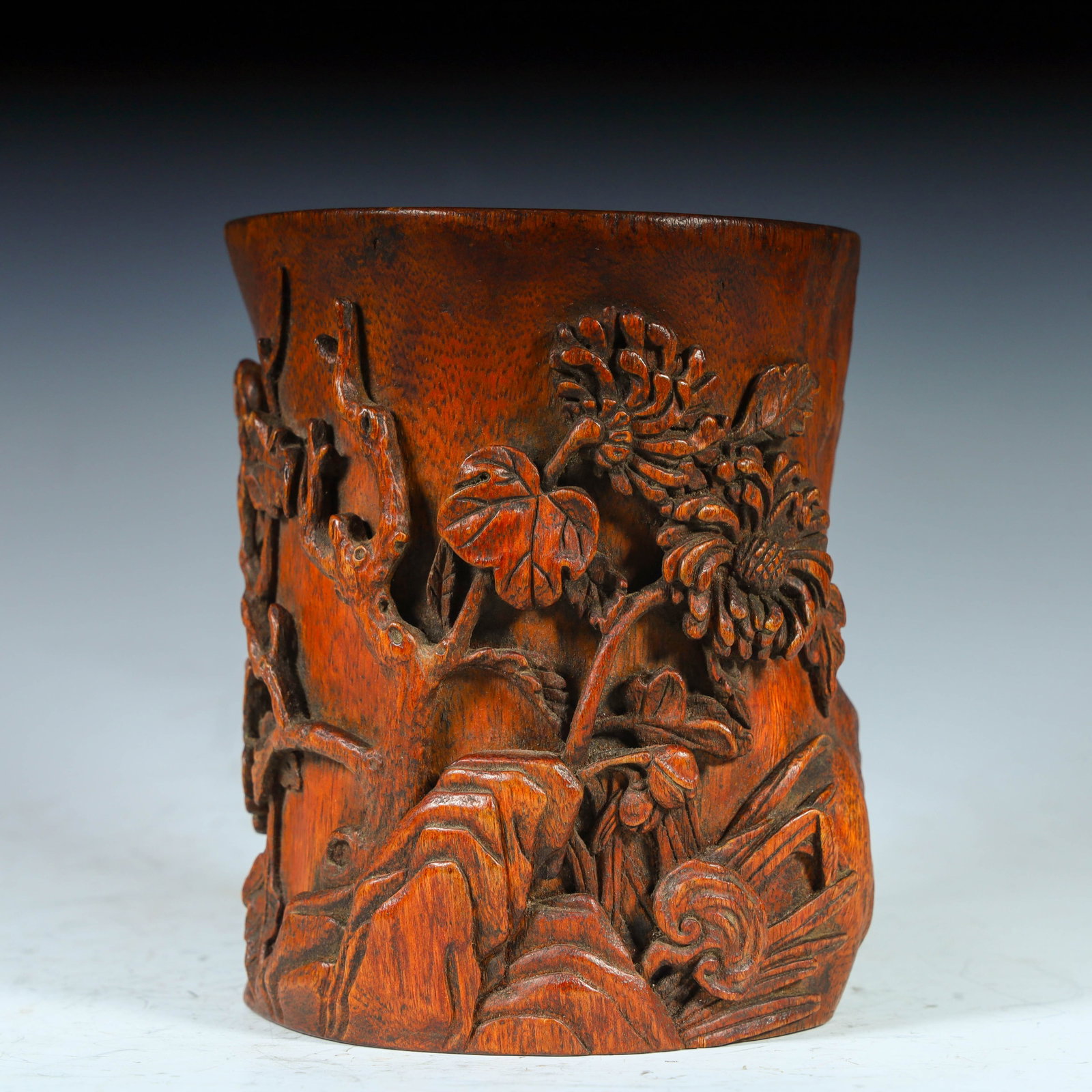 An agarwood pen holder from the Qing Dynasty: Qing Dynasty agarwood pen holder SIZE: H:14.3cm L: 12.5cm W:11.5cm W:218g (The Dimensions Of All Batches Are Manually Measured.If You Need More Detailed Information, Please Contact Our Customer Servic