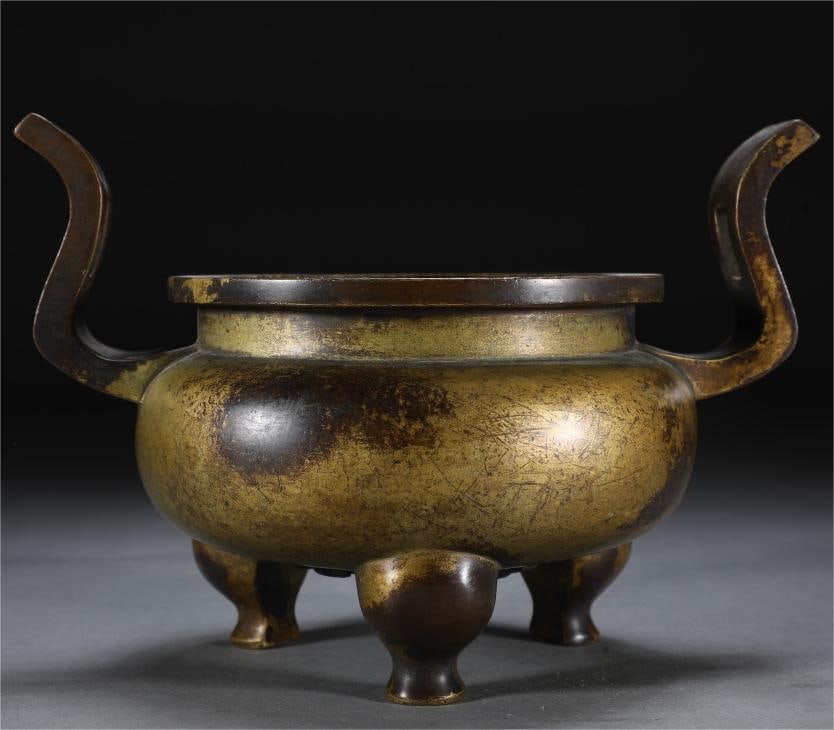 A precision-cast copper tire of the Qing Dynasty towards the crown ear furnace (1 of 9)