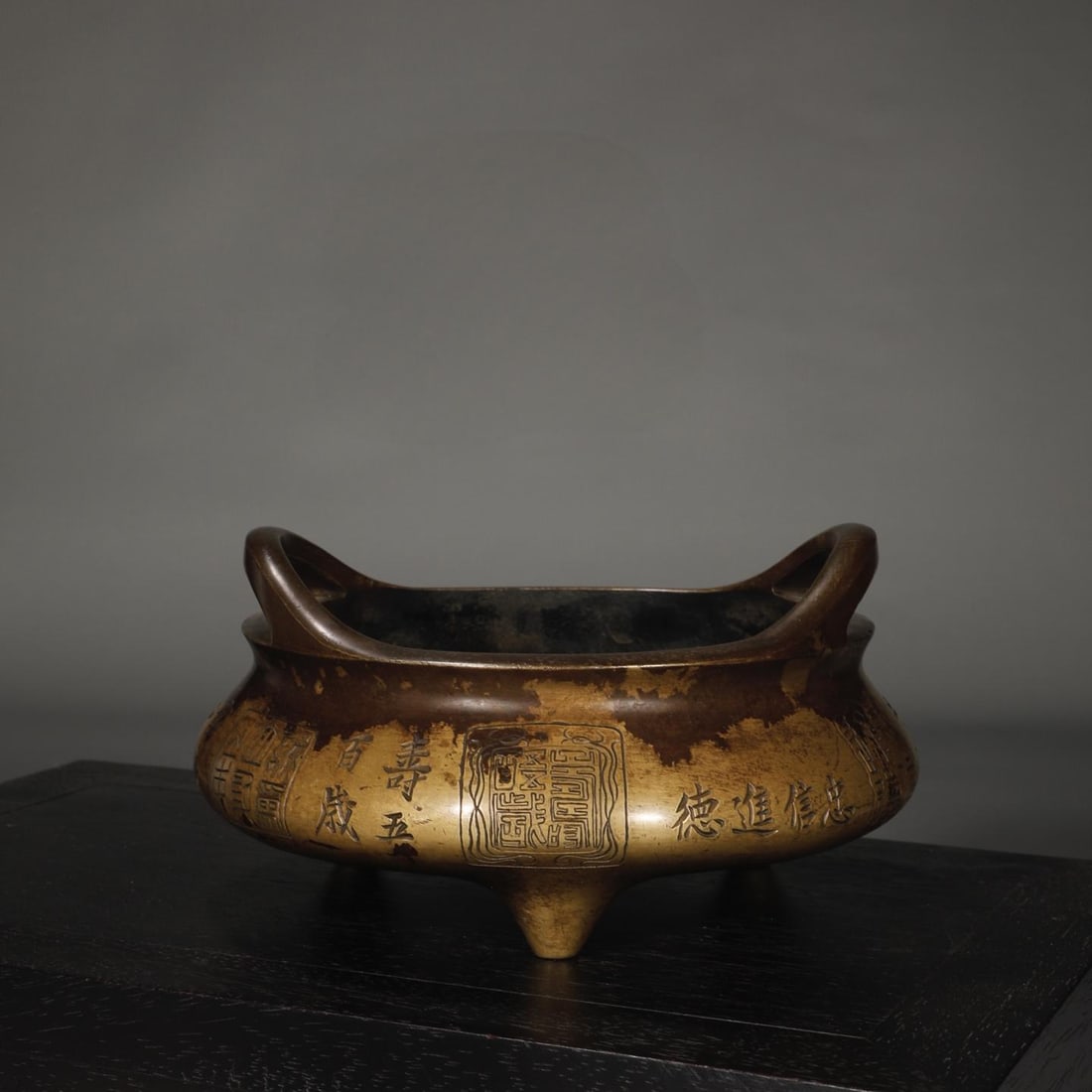 A precision-cast copper tire bridge ear furnace of the Ming Dynasty: The Ming Dynasty's precision cast copper tire bridge ear furnace Size:H:10.5cm Calibre:17.7cm Belly diameter:20.8cm W:2.5kg (The Dimensions Of All Batches Are Manually Measured.If You Need More Detail