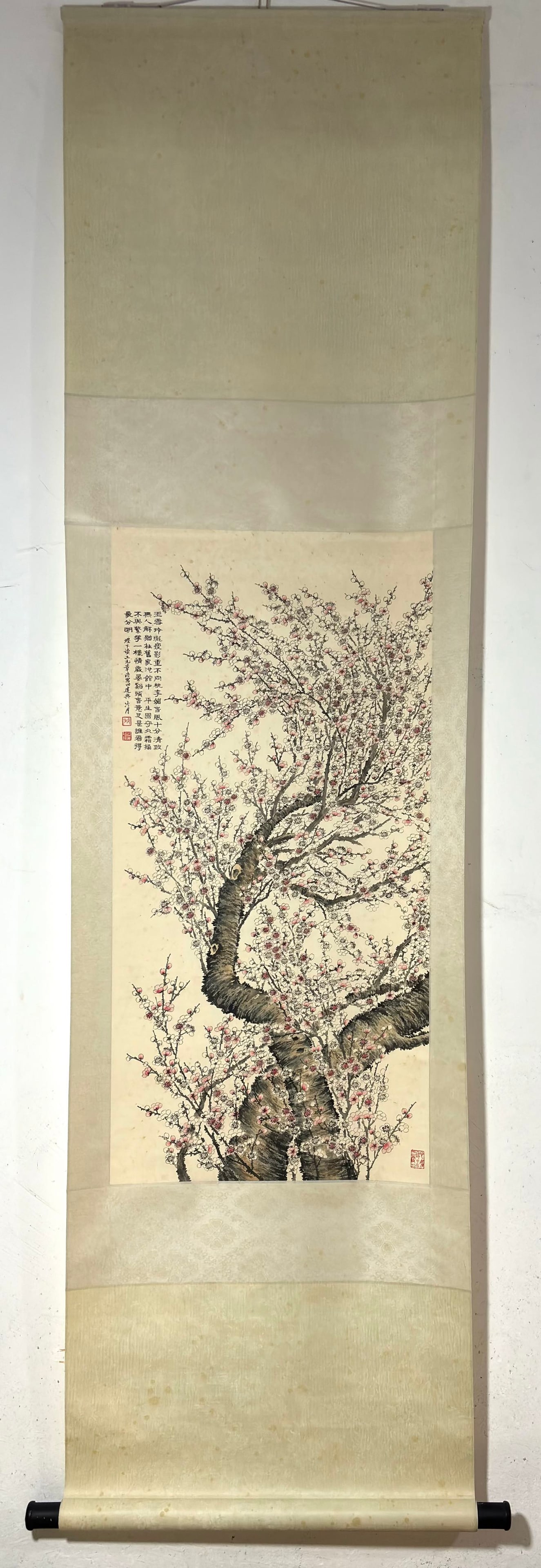 A vertical axis of Tao Lengyue's plum blossom picture (1 of 9)