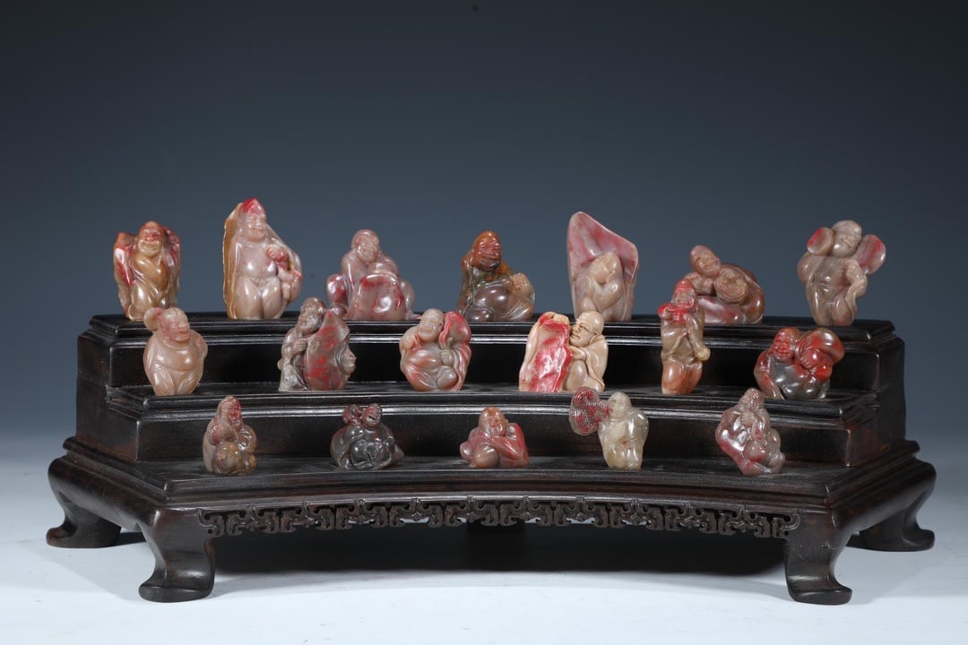 A bloodstone of the Qing Dynasty Eighteen Arhats: Qing Dynasty's bloodstone eighteen arhats Size:H:5.5cm W:3cm W:0.510kg (The Dimensions Of All Batches Are Manually Measured.If You Need More Detailed Information, Please Contact Our Customer Service B