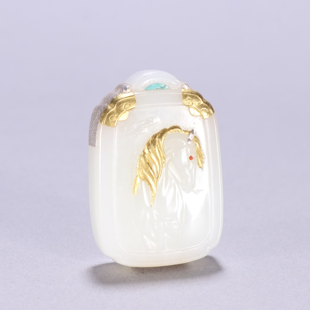 A beautiful Hetian jade wrong gold and silver horse is listed: Exquisite Hetian jade wrong gold and silver horse listing Size:H:5.3cm W:3.6cm W:0.06kg (The Dimensions Of All Batches Are Manually Measured.If You Need More Detailed Information, Please Contact Our C