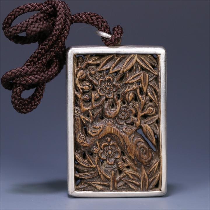 A Qing Dynasty submerged Qinan agarwood hollow carved plum bamboo card: The Qing Dynasty's submerged Qinan agarwood hollow carved plum bamboo card Size:6.2x4x1cm W:0.032kg (The Dimensions Of All Batches Are Manually Measured.If You Need More Detailed Information, Please