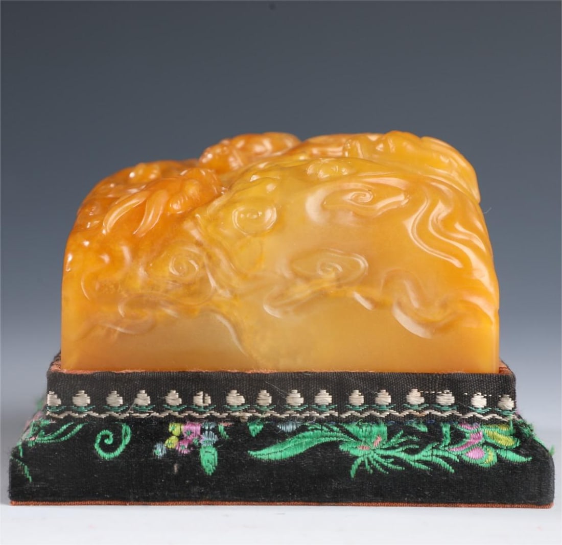 A Qing Dynasty Shoushan Tian Huang Wangzi Jackie Chan seal: Qing Dynasty's Shoushan Tian Huang Wangzi Jackie Chan seal Size:H:4cm W:8cm W:0.512kg (The Dimensions Of All Batches Are Manually Measured.If You Need More Detailed Information, Please Contact Our