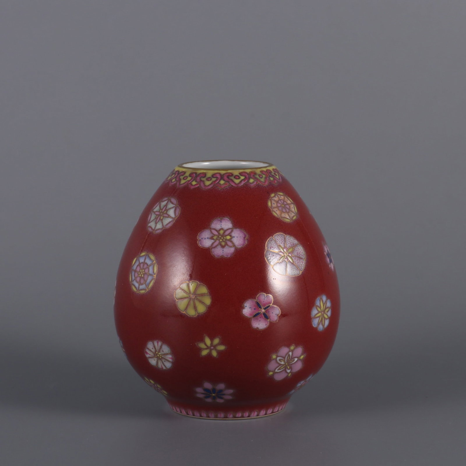 A water bowl made in the Yongzheng period of the Qing Dynasty with red glaze and pastel gilded: Qing Dynasty Yongzheng year Jihong glaze plus pastel gold-painted leather ball pattern water bowl Size:H:9.5cm Belly diameter:7cm Calibre:3.6cm (The Dimensions Of All Batches Are Manually Measured.If