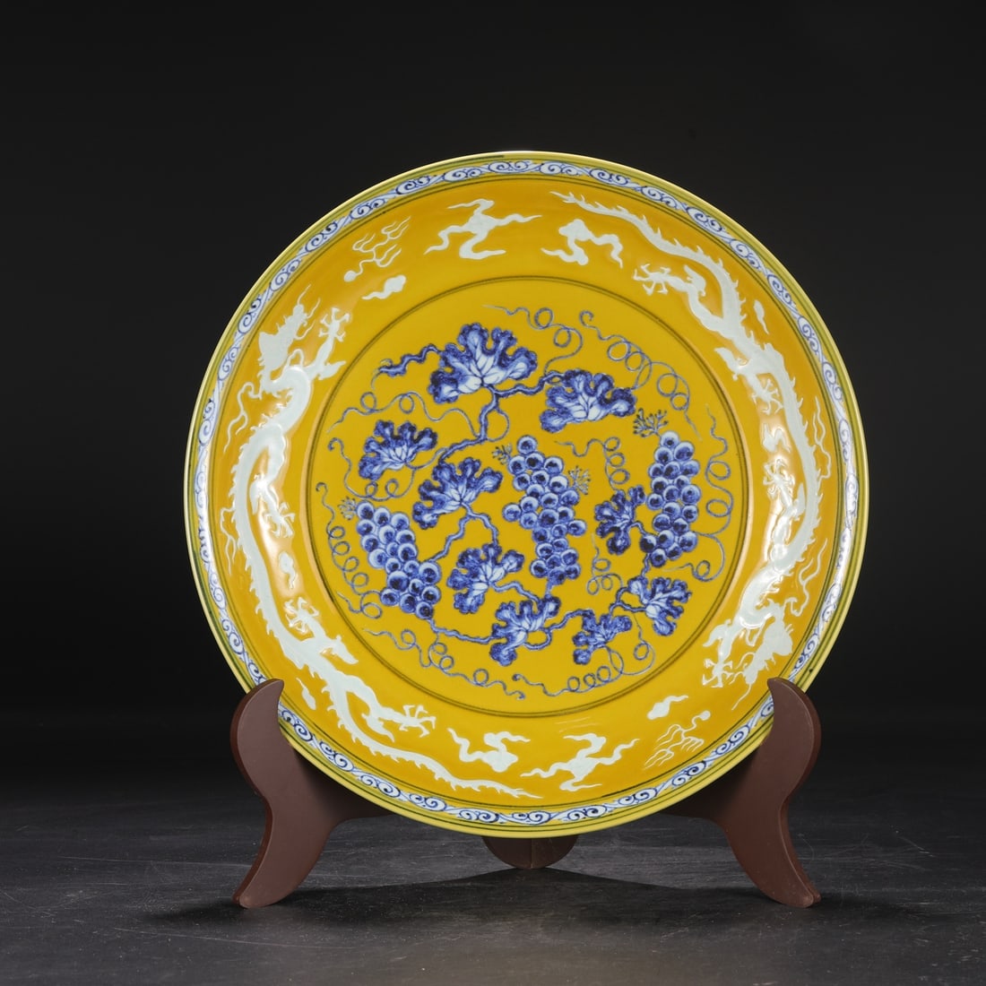 A large plate with a yellow background blue and white intertwined grape pattern made in the Xuande (1 of 9)