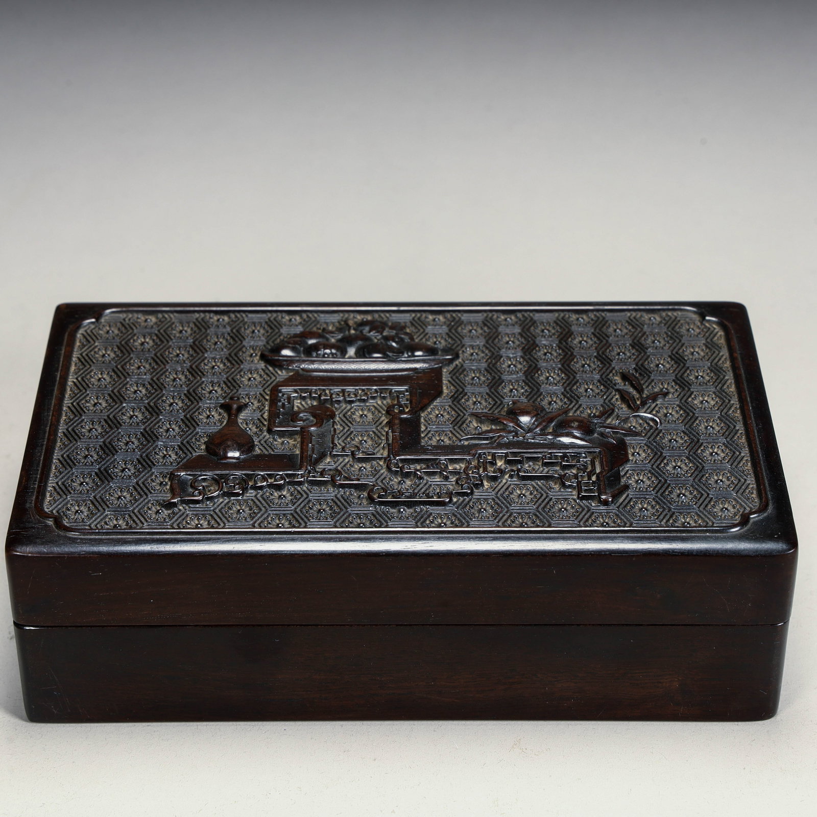 A Qing Dynasty mahogany carved Bogu pattern lid box: Qing Dynasty mahogany carved Bogu pattern lid box Size: H:4.3cm L: 13.5cm W:8cm W:294g (The Dimensions Of All Batches Are Manually Measured.If You Need More Detailed Information, Please Contact Our