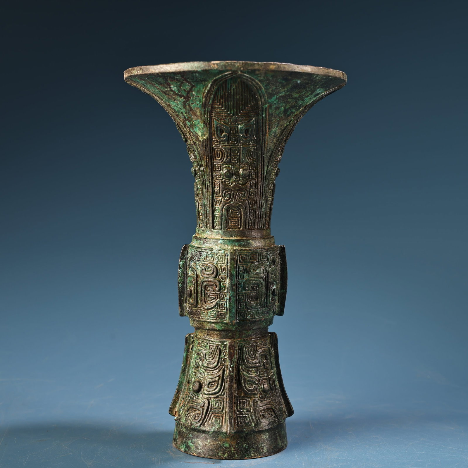 A beautiful bronze animal pattern vase flower drum: Exquisite bronze animal pattern vase flower drum Size:H:17cm W:10cm W:0.55kg (The Dimensions Of All Batches Are Manually Measured.If You Need More Detailed Information, Please Contact Our Customer