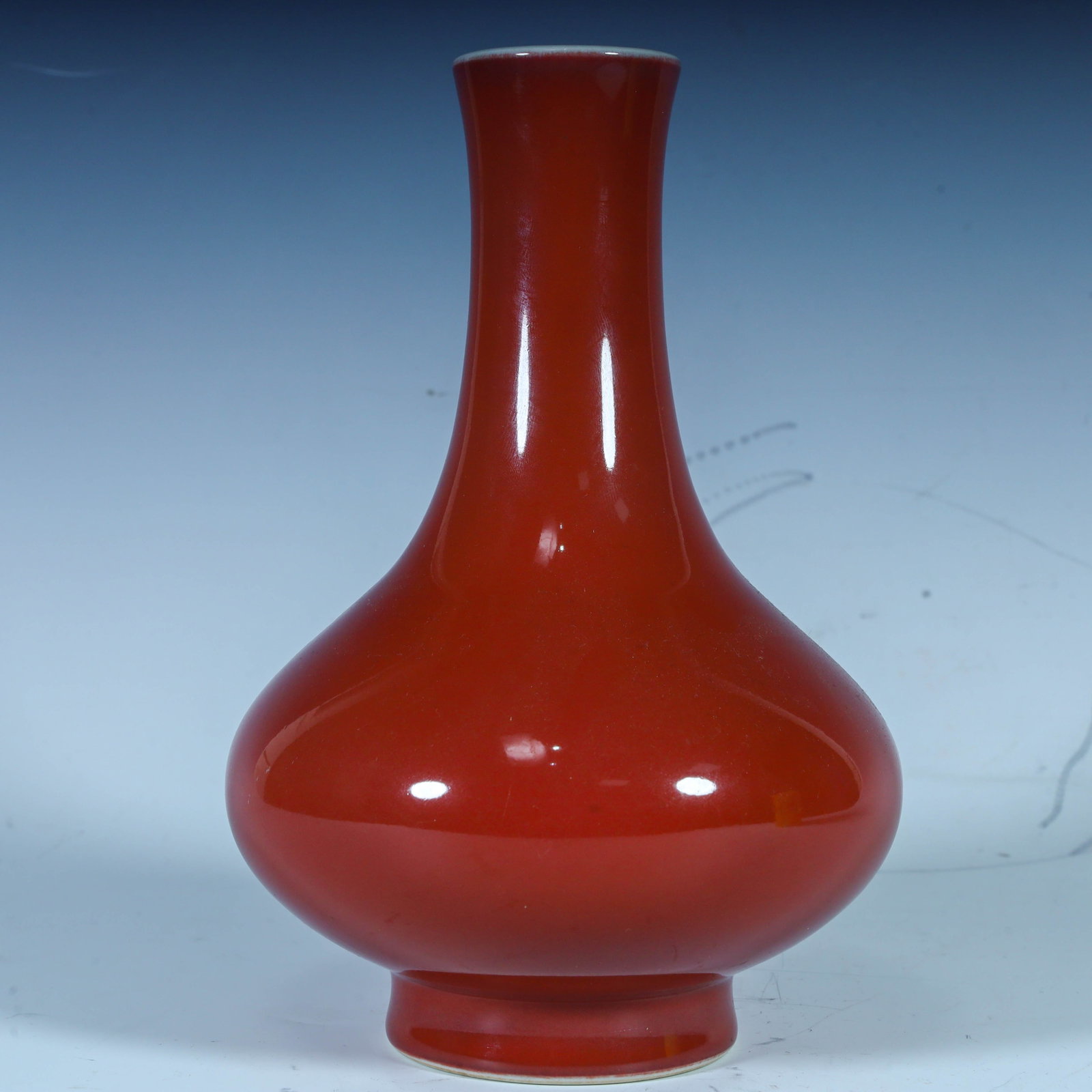 A red-glazed vase made in the Qianlong period of the Qing Dynasty: A red-glazed vase made in the Qianlong period of the Qing Dynasty SIZE: H:41cm L: 23cm W:23cm (The Dimensions Of All Batches Are Manually Measured.If You Need More Detailed Information, Please Contact