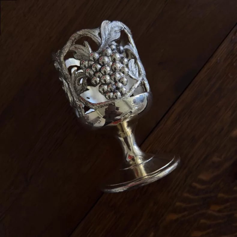 A beautiful silver-plated grape candlestick: Exquisite silver-plated grape candle holders Size:7.4x12cm (The Dimensions Of All Batches Are Manually Measured.If You Need More Detailed Information, Please Contact Our Customer Service Before Biddin