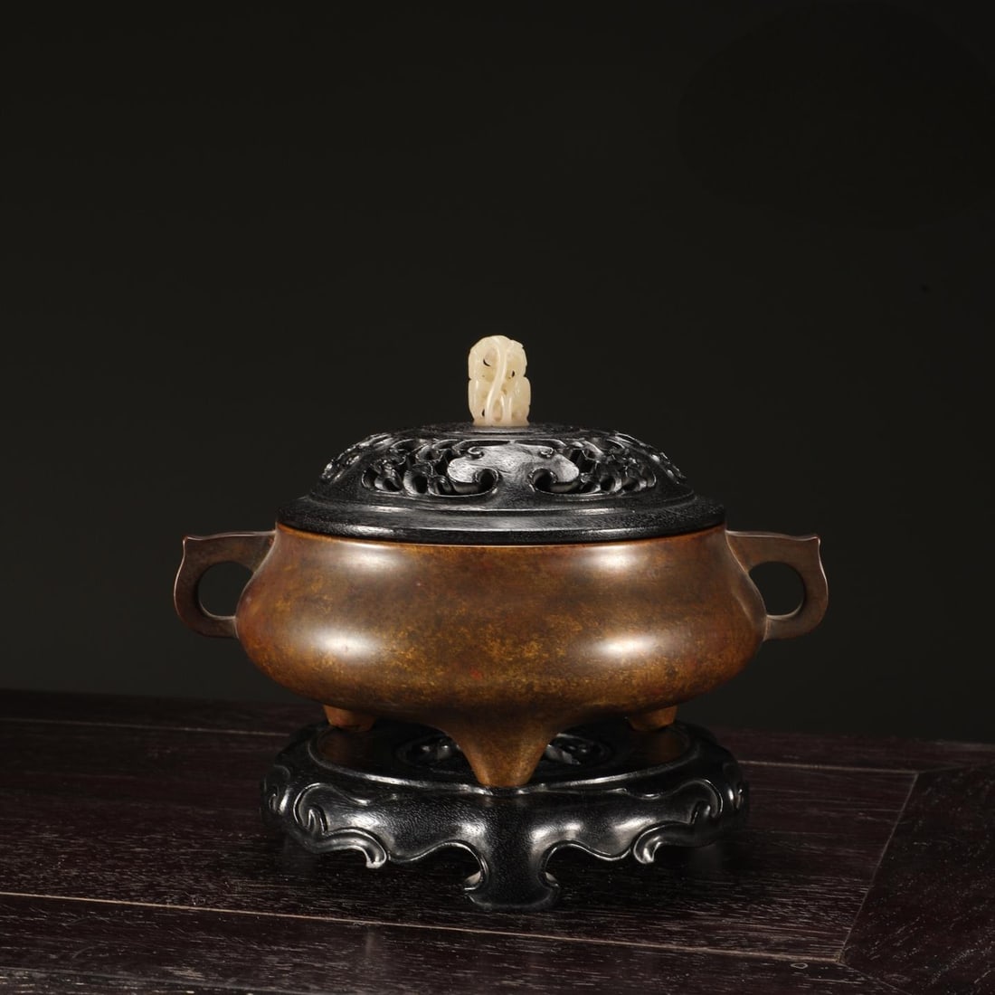 A Ming Dynasty precision-cast copper cupola furnace: The Ming Dynasty's precision-cast copper tire cupola ear furnace Size:H:14.5cm Calibre:12.5cm Belly diameter:14.8cm Ear distance:18.3cm W:1.3kg (The Dimensions Of All Batches Are Manually Measured.If