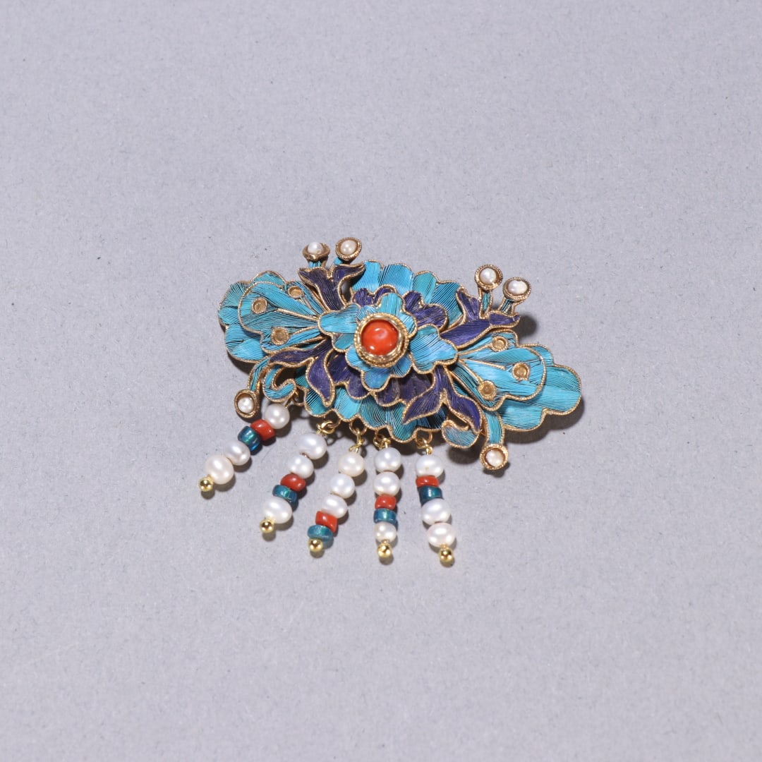 A silver-gilt emerald pearl pattern brooch from the Qing Dynasty: Qing Dynasty silver-gilt dotted emerald pearl pattern brooch Size:L:4.1cm W:5.1cm W:0.0094kg (The Dimensions Of All Batches Are Manually Measured.If You Need More Detailed Information, Please Contact 