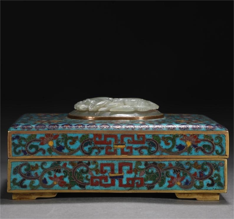 A Qing Dynasty copper cloisonne cloisonne enamel inlaid jade rectangular lid box: Qing Dynasty copper tire cloisonne cloisonne enamel inlaid jade rectangular lid box Size:H:6cm L:13.8cm W:9.8cm W:0.9kg (The Dimensions Of All Batches Are Manually Measured.If You Need More Detailed I