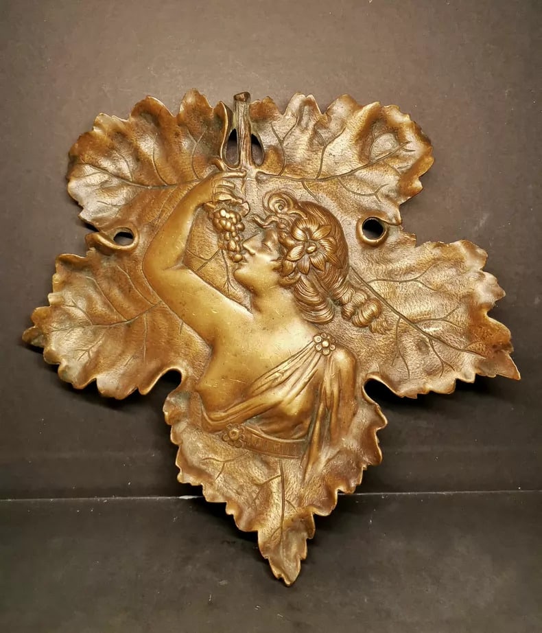 A beautiful European antique appreciation plate hanging plate: Exquisite European antique appreciation plates Size:H:22cm W:23cm W:0.893kg (The Dimensions Of All Batches Are Manually Measured.If You Need More Detailed Information, Please Contact Our Customer