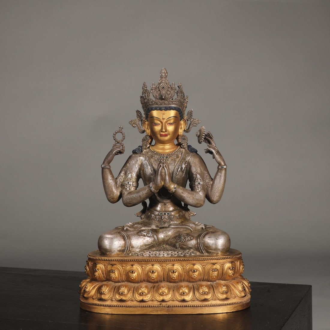 A seated statue of Guanyin with four arms in fine cast copper tires, gilt silver, and silver in the: The Ming Dynasty's finely cast copper tire, gilded silver, and four-armed Guanyin seated statue Size:H:21.5cm W:15.3cm W:1.95kg (The Dimensions Of All Batches Are Manually Measured.If You Need More