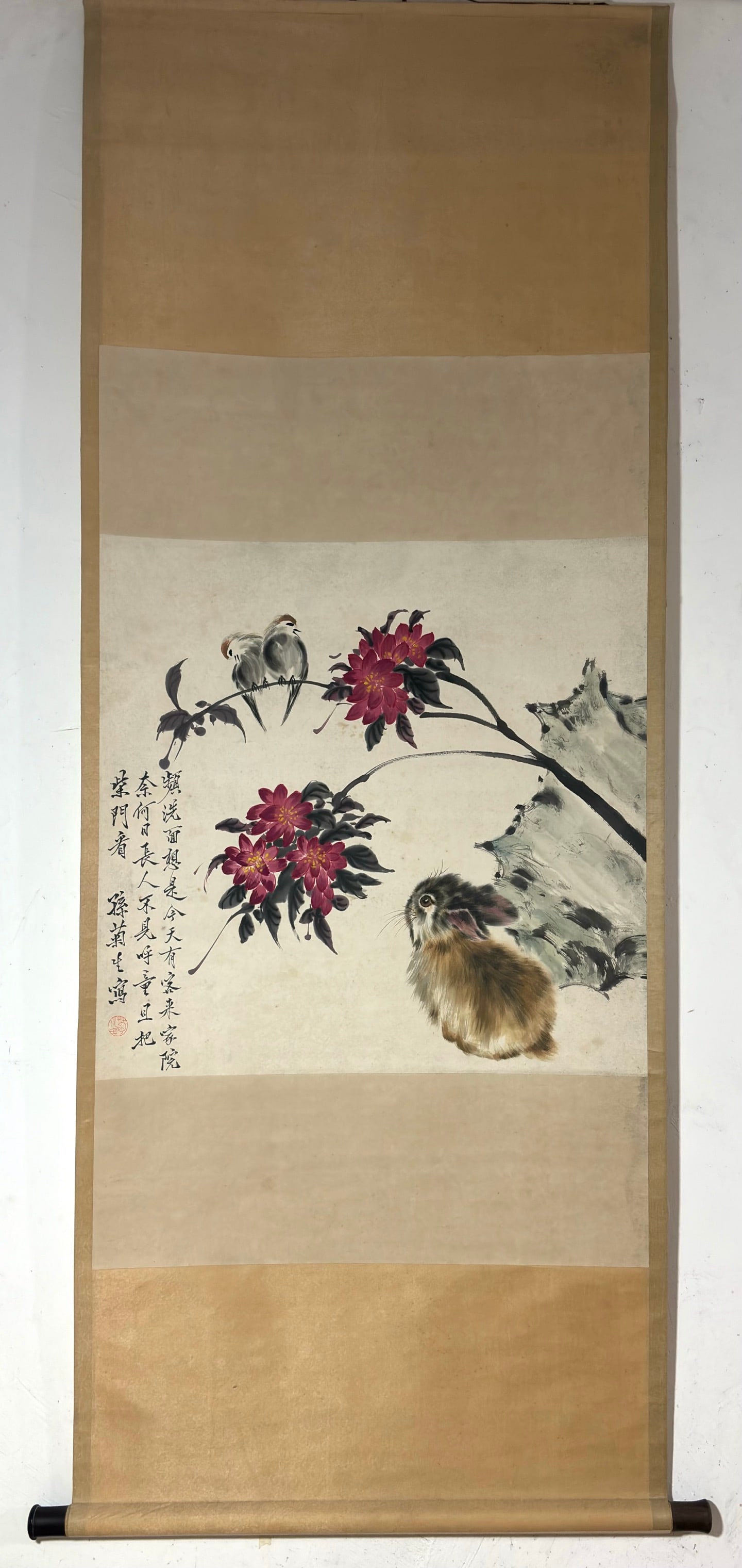 A vertical axis of Sun Jusheng's rabbit picture: Sun Jusheng's rabbit diagram vertical axis Size:Flower core:66x67cm (The Dimensions Of All Batches Are Manually Measured.If You Need More Detailed Information, Please Contact Our Customer Service
