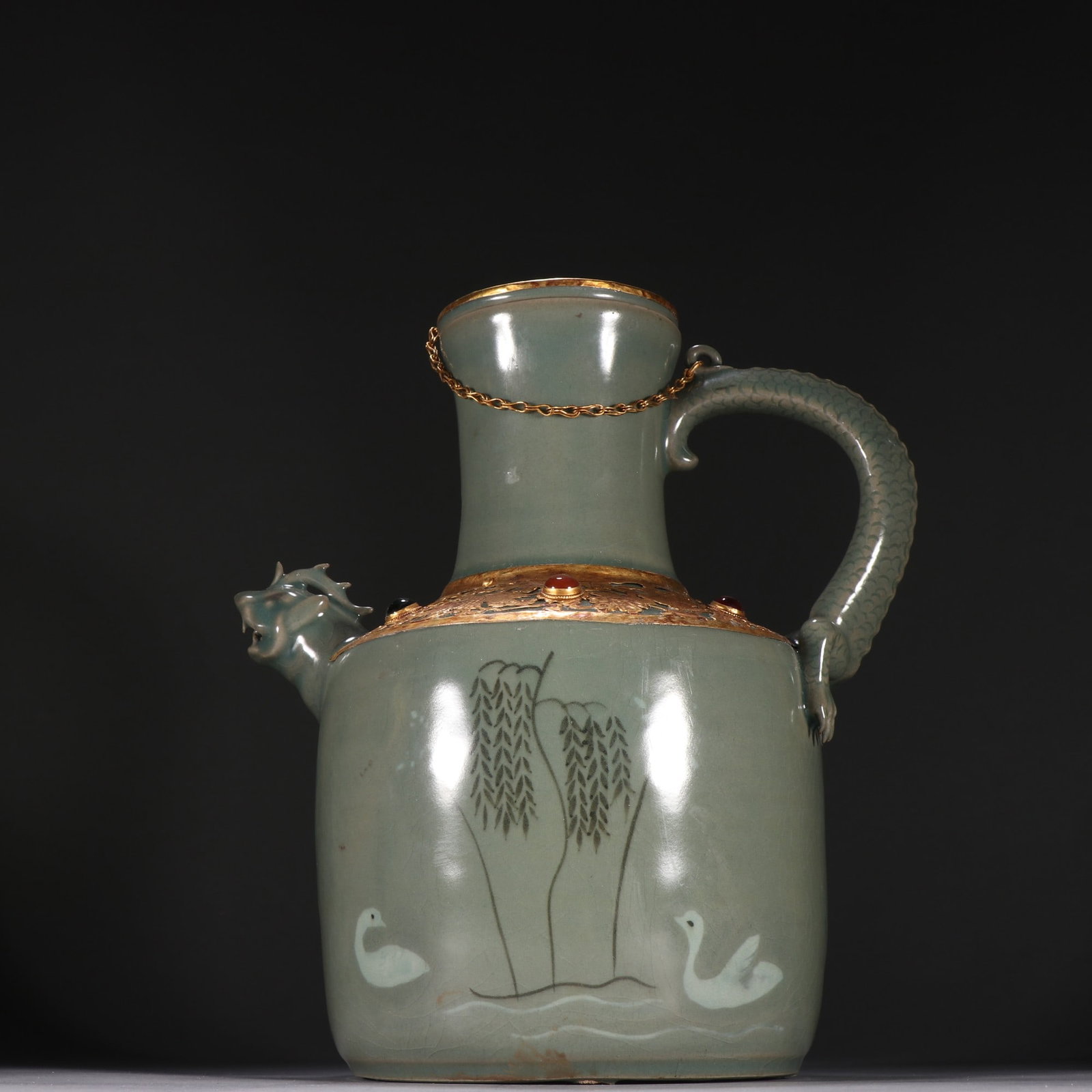 A fine Korean porcelain gold-filled pot: Exquisite Korean porcelain gold-clad pot Size:H:25.5cm W:21.2cm (The Dimensions Of All Batches Are Manually Measured.If You Need More Detailed Information, Please Contact Our Customer Service Before