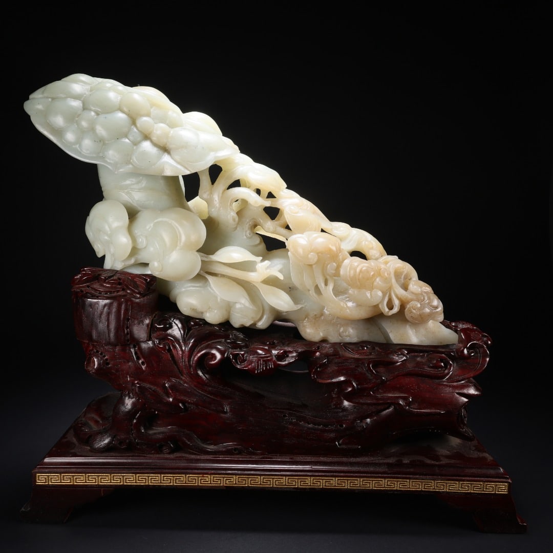 A piece of Hetian jade wood from the Qing Dynasty is supported by Ganoderma lucidum: In the Qing Dynasty, Hetian Yumu supported Ganoderma lucidum ruyi Size:L:30cm W:9cm H:13cm Drag H:18.5cm W:3.014kg (The Dimensions Of All Batches Are Manually Measured.If You Need More Detailed Inform