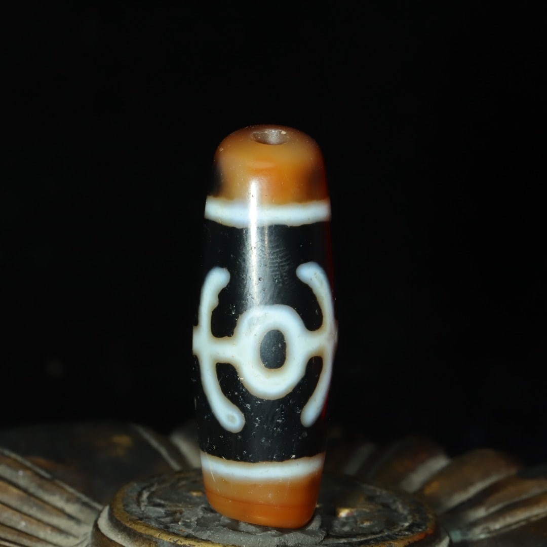 A beautiful noble Dzi: Exquisite noble dzi Size:37x13mm W:0.011kg (The Dimensions Of All Batches Are Manually Measured.If You Need More Detailed Information, Please Contact Our Customer Service Before Bidding.)