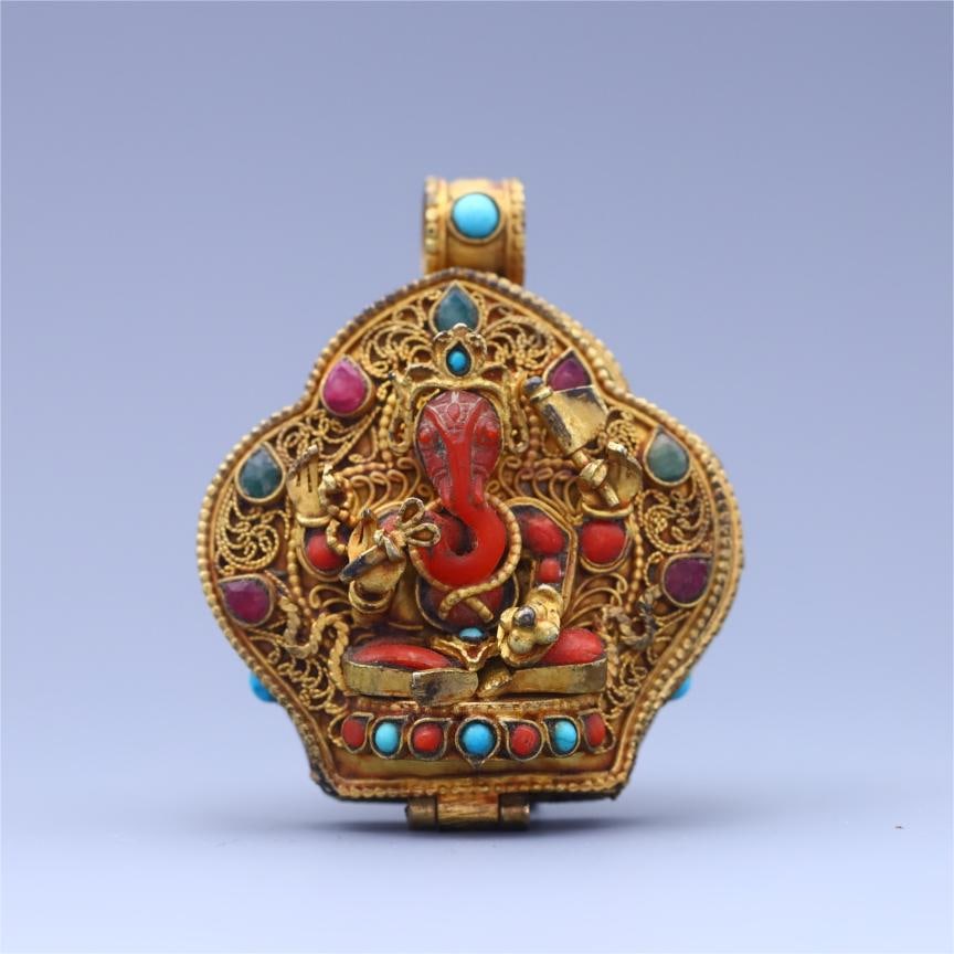 A beautiful silver-gilt silk-inlaid Baoga Wu box (1 of 9)