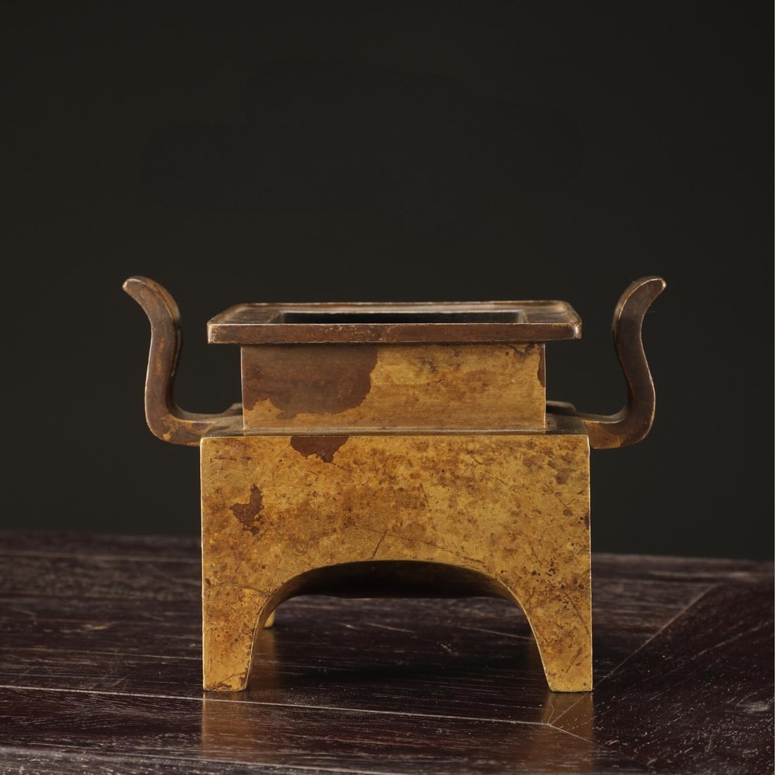 A piece of Ming Dynasty precision cast copper tire towards the crown ear table several furnaces (1 of 9)