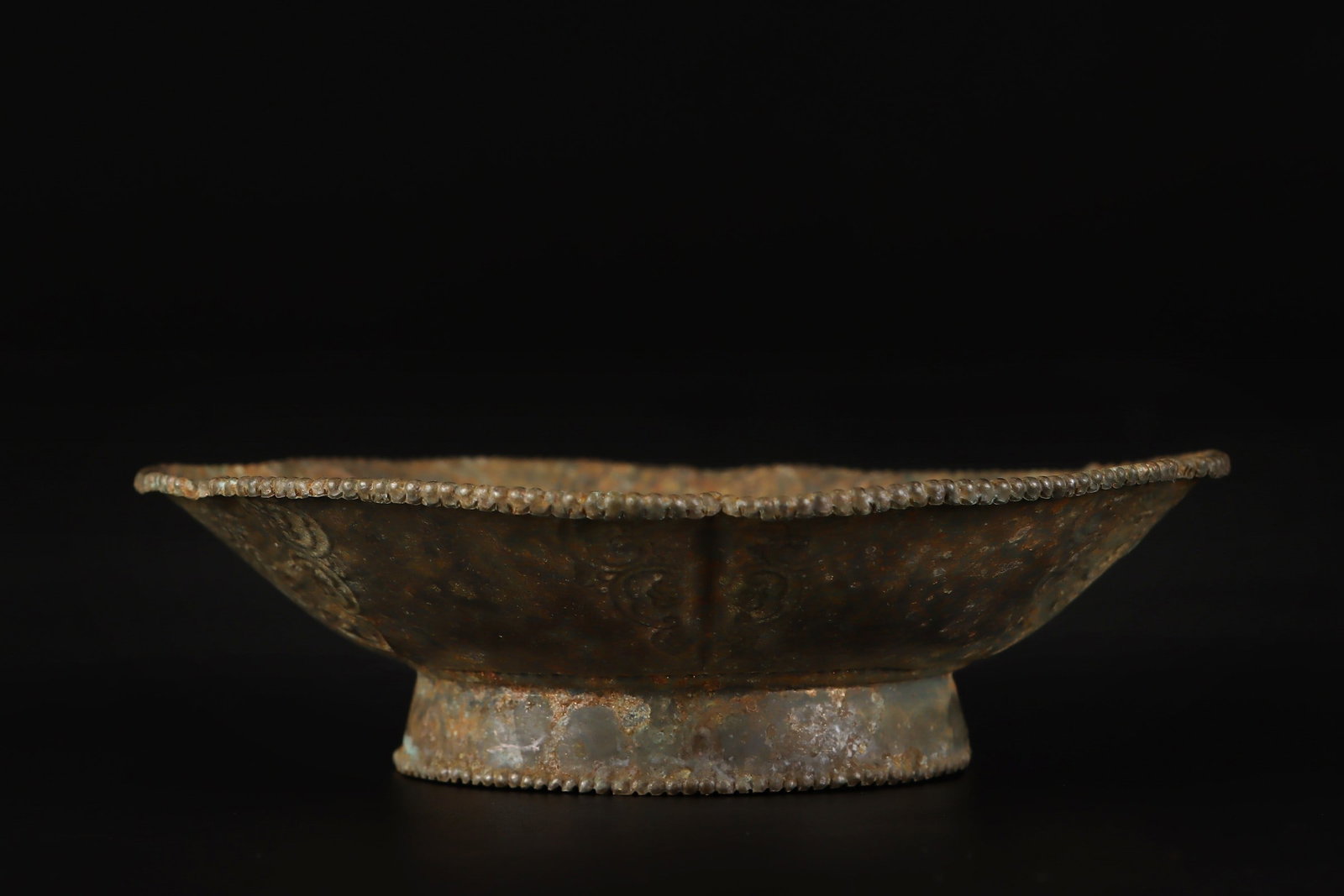 A six-petal small plate from the Tang Dynasty (1 of 9)