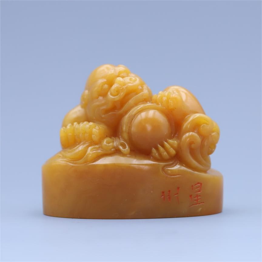 A Qing Dynasty Xu Xingzhou Tian Huang Lion Button Seal: Qing Dynasty's Xu Xingzhou Huanglion button seal Size:H:4.2x5x3.3cm W:0.0984kg (The Dimensions Of All Batches Are Manually Measured.If You Need More Detailed Information, Please Contact Our Customer S