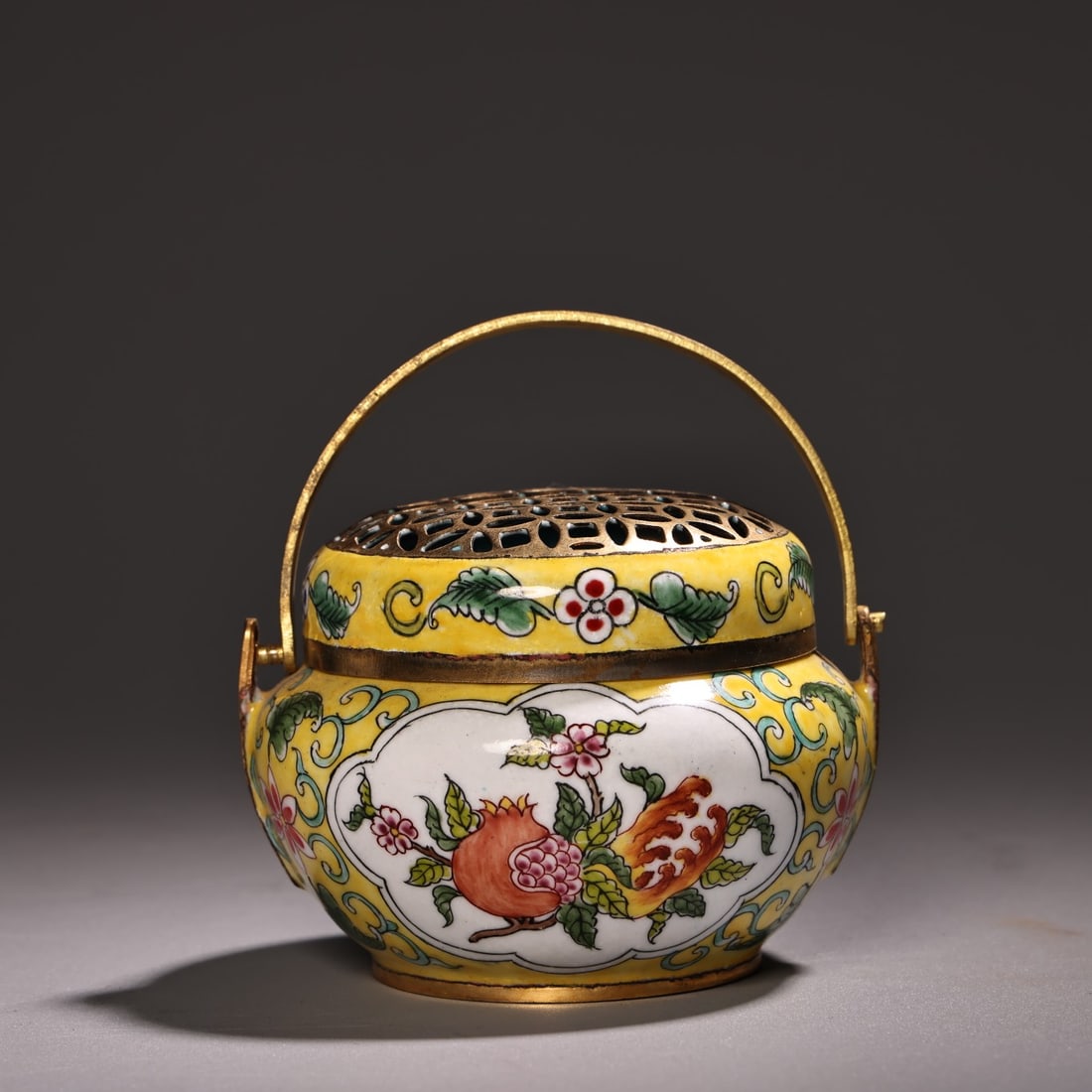 A pure hand-painted enamel hand furnace from the Qing Dynasty: The pure hand-painted enamel hand furnace of the Qing Dynasty Size:H:6cm D:8cm W:0.265kg (The Dimensions Of All Batches Are Manually Measured.If You Need More Detailed Information, Please Contact Our 