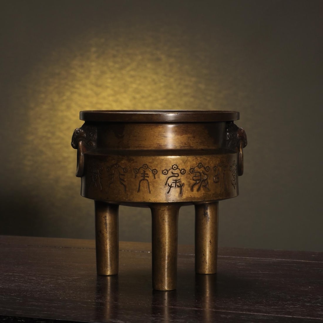 A Qing Dynasty precision cast copper tire chicken ear bite ring furnace: The Qing Dynasty's precision cast copper tire chicken ear bite ring furnace Size:H:11.6cm Calibre:11cm Ear distance:12.7cm W:1.1kg (The Dimensions Of All Batches Are Manually Measured.If You Need More