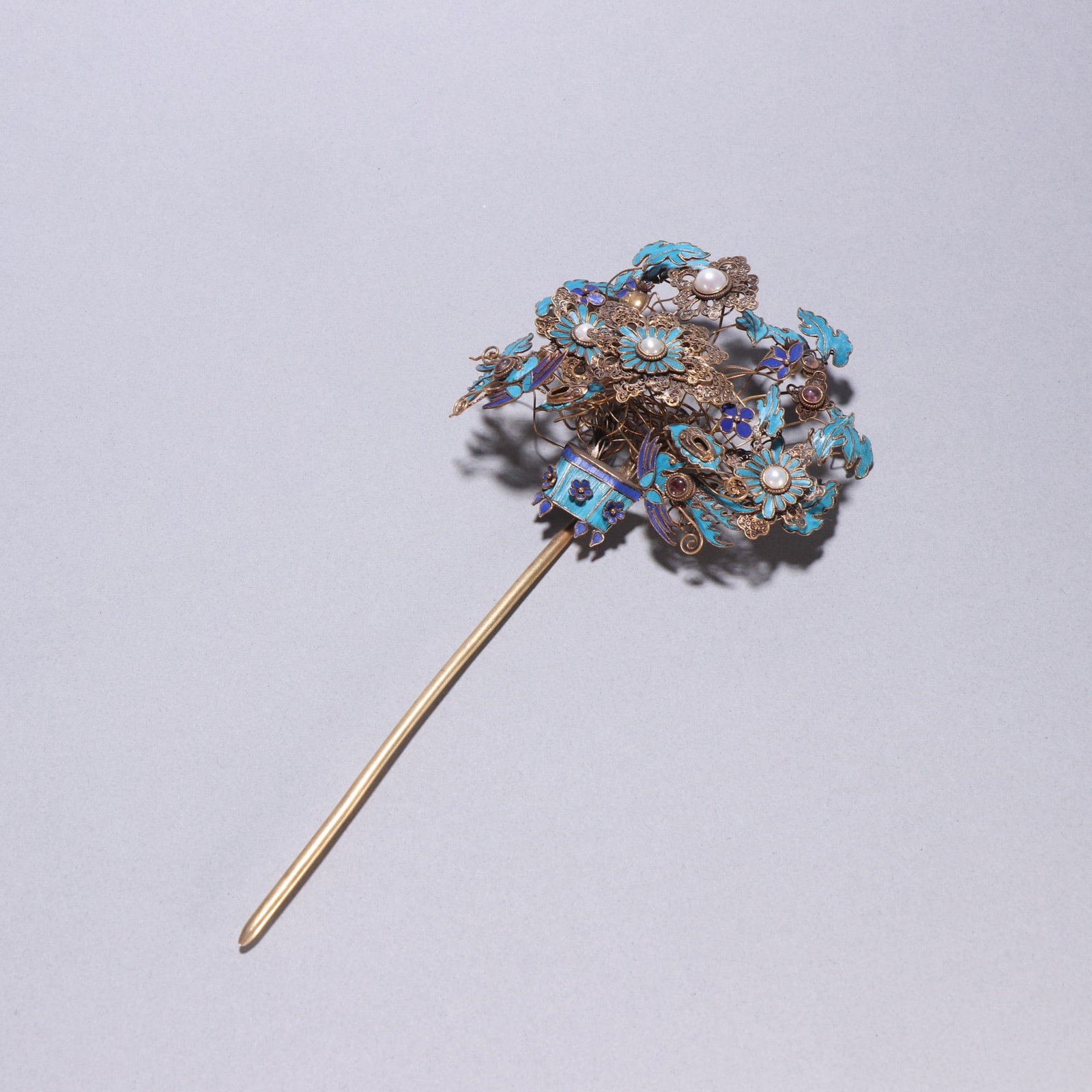 A Qing Dynasty silver-gilt emerald inlaid pearl pattern hairpin: Qing Dynasty silver-gilt emerald inlaid pearl pattern hairpin Size:L:21cm W:10.2cm W:0.0628kg (The Dimensions Of All Batches Are Manually Measured.If You Need More Detailed Information, Please Contact
