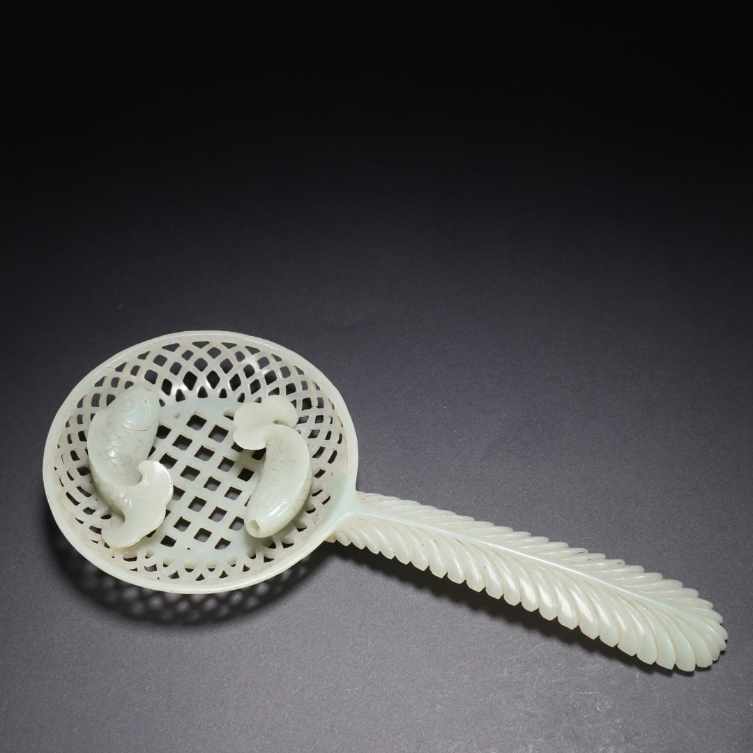 A Hetian jade hollow Pisces spoon from the Qing Dynasty (1 of 9)