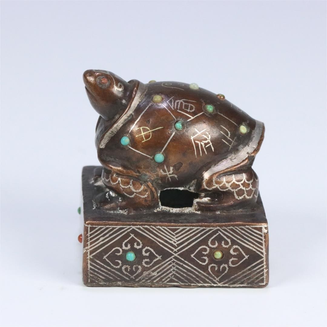 A bronze wrong golden turtle button seal of the Han Dynasty (1 of 12)