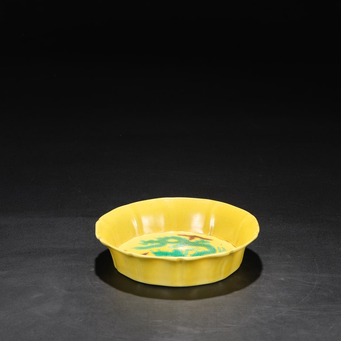 A yellow green purple glaze carved cloud dragon pattern plate made in the Zhengde era of the Ming: The yellow ground green and purple glaze carved cloud dragon pattern plate made in the Zhengde era of the Ming Dynasty Size:H:4cm D:17.5cm (The Dimensions Of All Batches Are Manually Measured.If You N