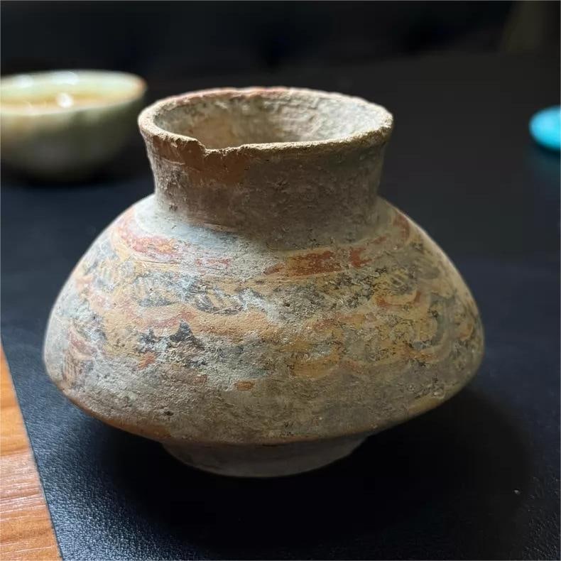 A beautiful thousand-year-old clay pot in West Asia (1 of 6)