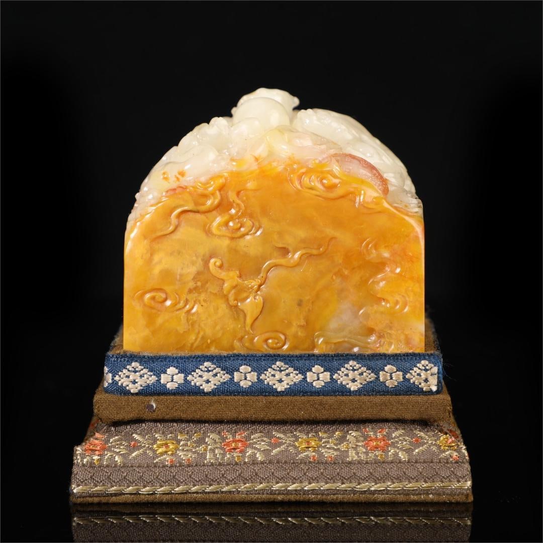 A yellow seal of Shoushan Baitian in the Qing Dynasty: The Qing Dynasty's Shoushan Baitian Yellow Seal Size:H:6.5cm W:7cm W:0.579kg (The Dimensions Of All Batches Are Manually Measured.If You Need More Detailed Information, Please Contact Our Customer Ser