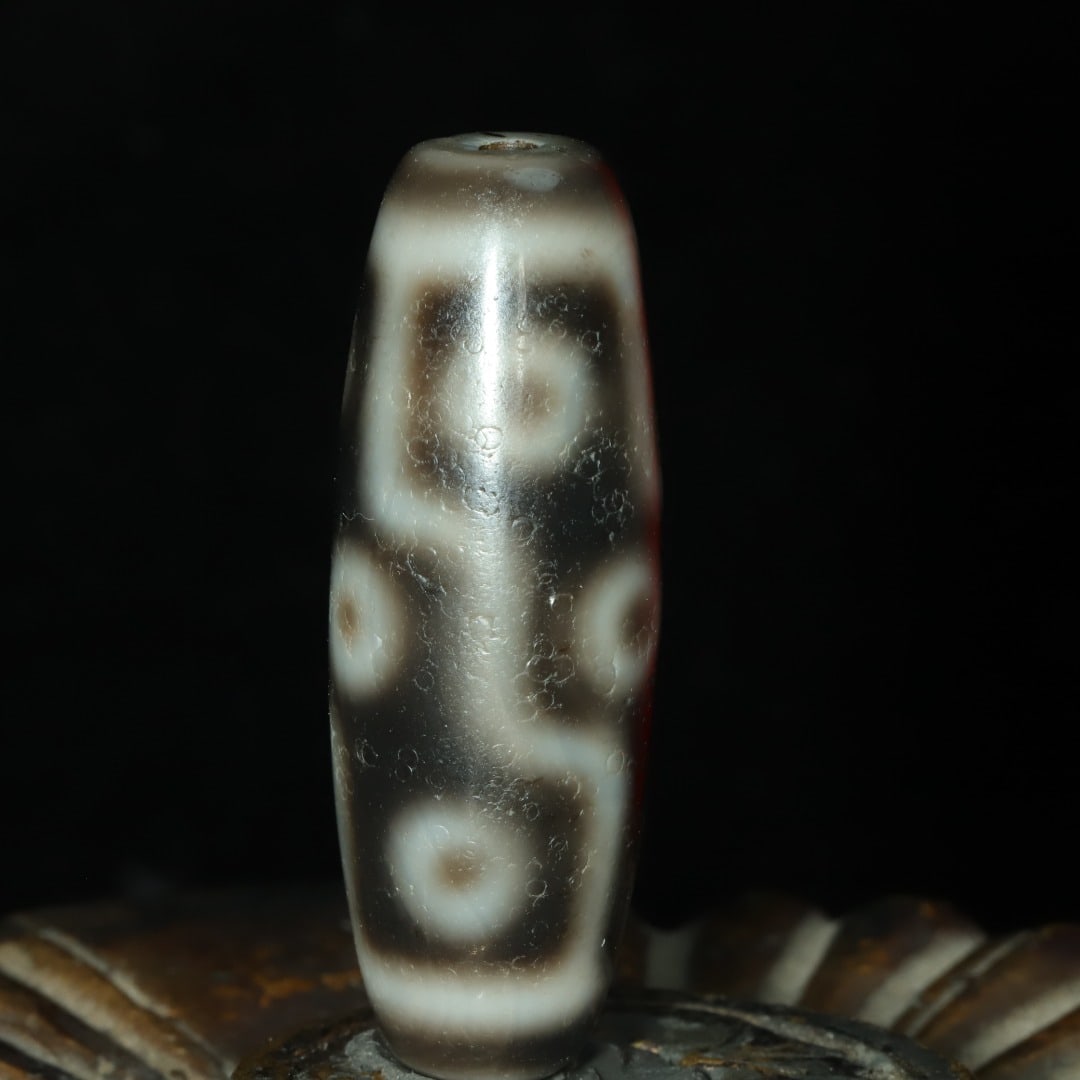 A beautiful nine-eyed dzi: Exquisite nine-eyed Dzi Size:38x13mm W:0.011kg (The Dimensions Of All Batches Are Manually Measured.If You Need More Detailed Information, Please Contact Our Customer Service Before Bidding.)
