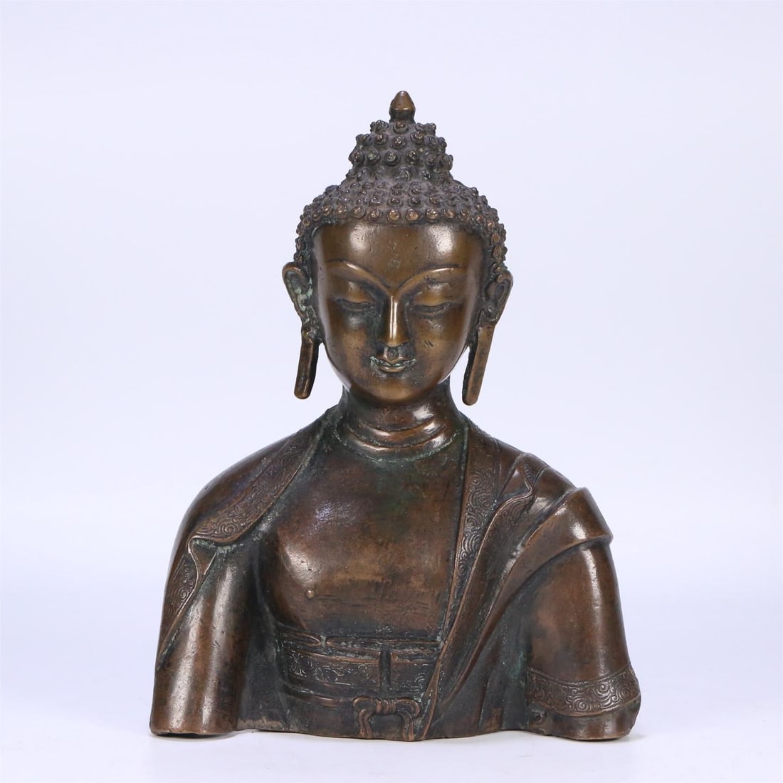 A bronze statue of Shakyamuni bust Buddha from the Qing Dynasty: A bronze statue of Shakyamuni bust Buddha in the Qing Dynasty Size:25x18x10cm W:2.37kg (The Dimensions Of All Batches Are Manually Measured.If You Need More Detailed Information, Please Contact Our Cu